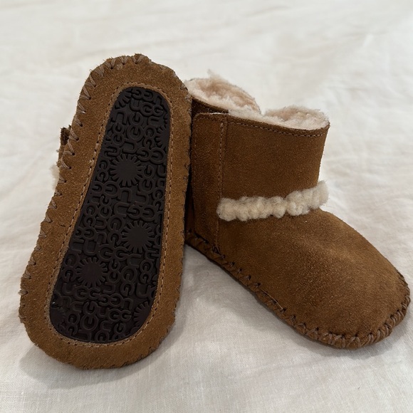 UGG Toddler Chestnut Suede & Sheepskin Bootie - Picture 2 of 4